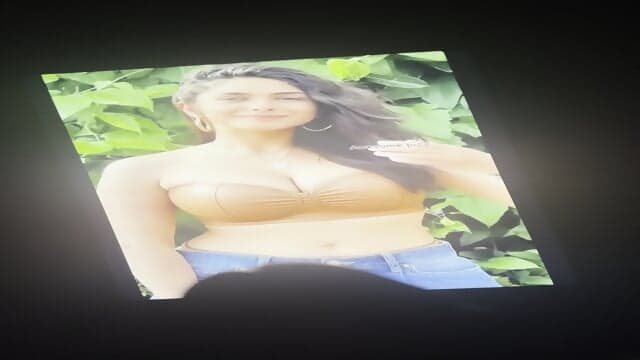 Cum tribute on Mrunal thakur