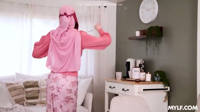 Hijab MYLFs Violet Voss