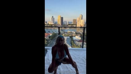 Muscle MILF Bimbo Rides Dildo